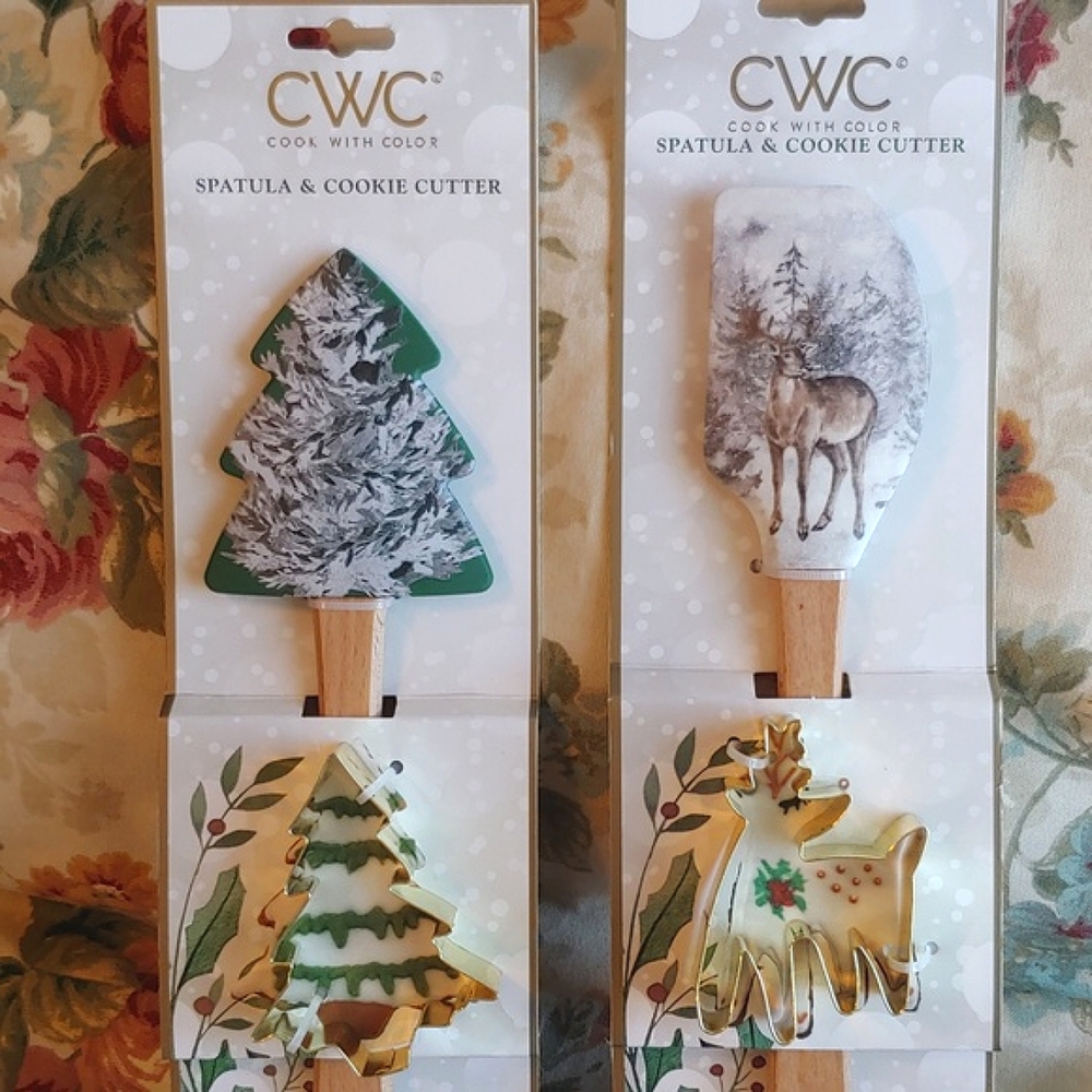Holiday Spatula and Cookie Cutter 2 Piece Set Reindeer and Pine Tree NWT